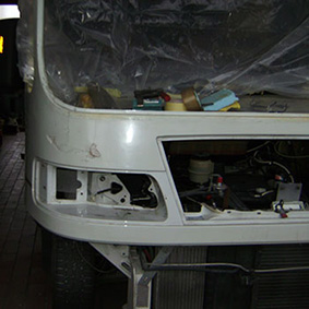 Reparatur an der Reisemobil-Fahrerkabine